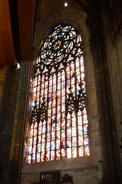 Vitral no interior da catedral de Milão