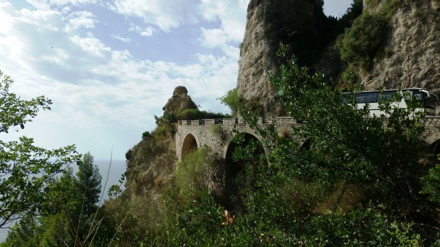 Ponte na estrada da Costa Amalfitana